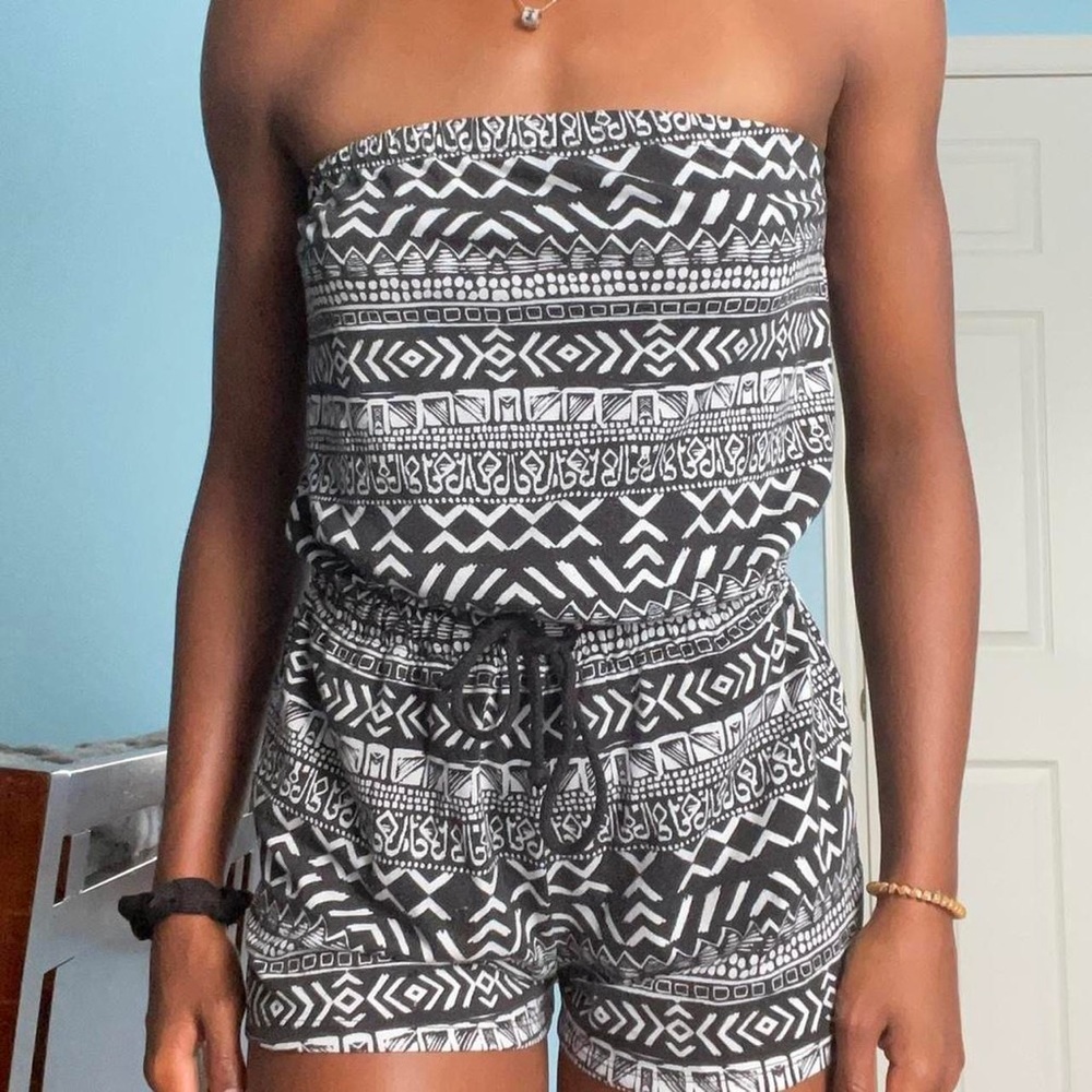 Black/white sleeveless romper